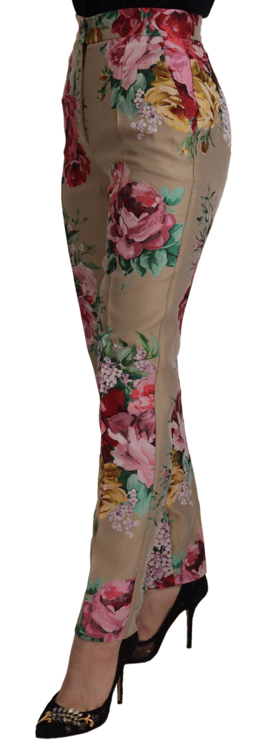 Robe beige à fleurs Dolce & Gabbana avec taille haute et style formel, visible avec détails floraux et coupe élégante.
