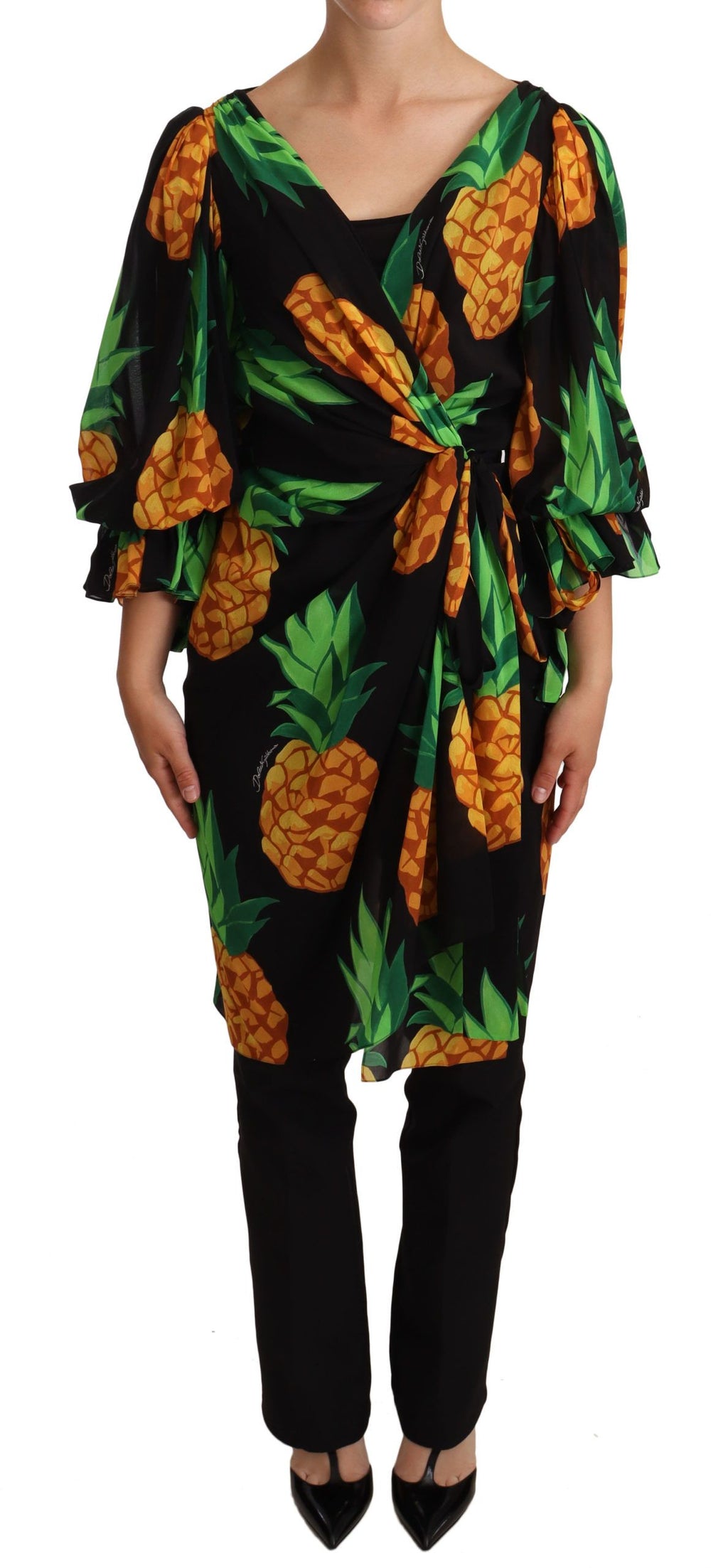 Robe en soie stretch à imprimé ananas noir de Dolce & Gabbana, robe portefeuille élégante et fluide.