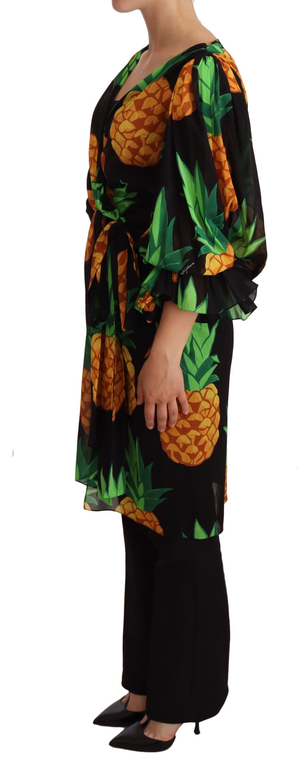 Robe en soie stretch noire Dolce & Gabbana avec imprimé ananas wrap, élégante et fluide, pour un look sophistiqué.