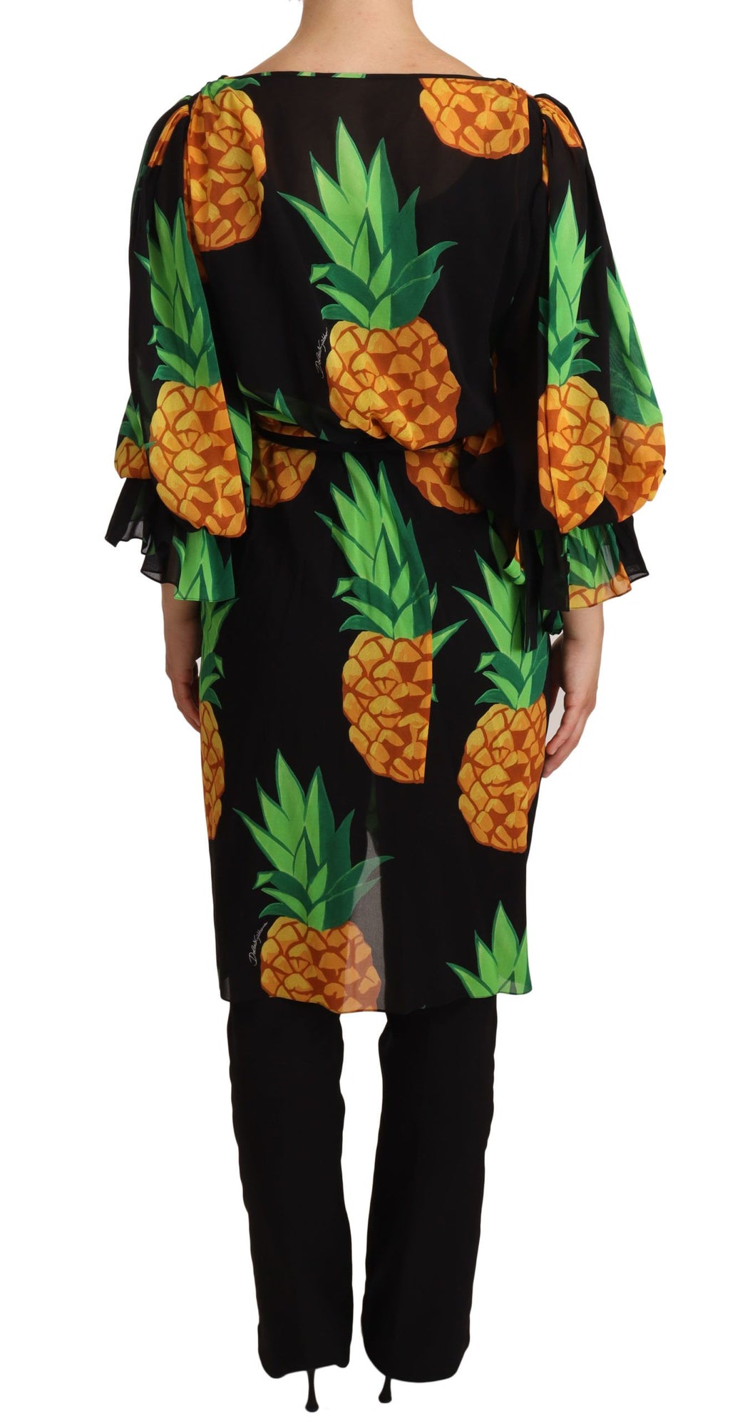 Robe en soie stretch noire Dolce & Gabbana avec motif ananas, coupe portefeuille élégante et fluide.
