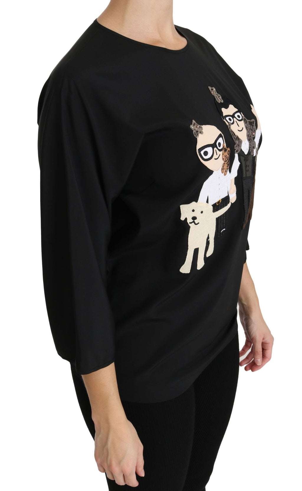 T-shirt en soie noir Dolce & Gabbana #dgfamily, haut élégant avec logo, porté sur un mannequin.