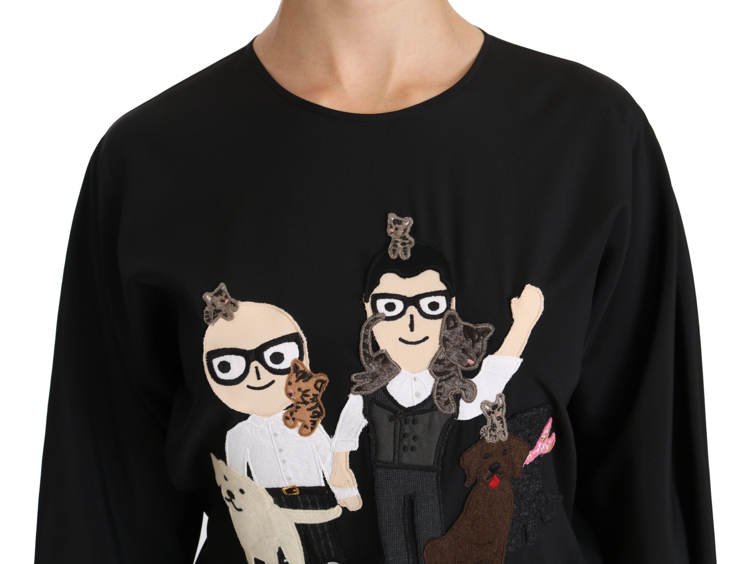 T-shirt en soie noir Dolce & Gabbana #dgfamily, haut élégant avec logo, porté sur mannequin.