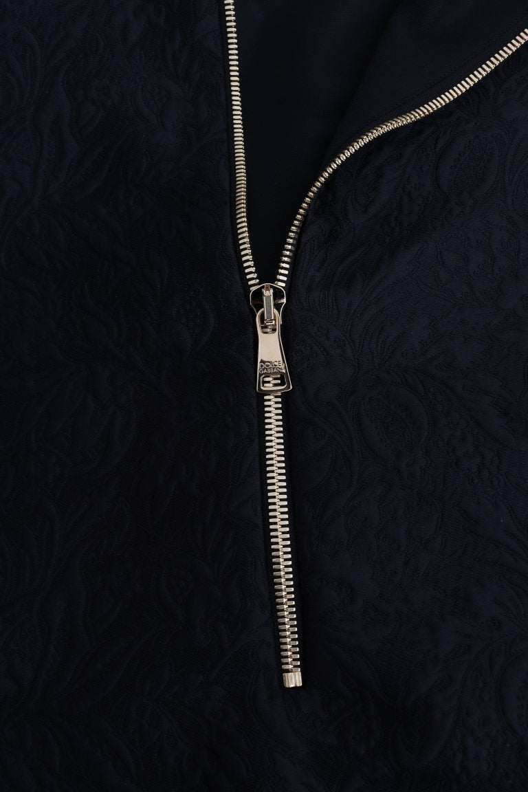 Pull à capuche noir Dolce & Gabbana Fairy Tale avec cristaux, style élégant et détails raffinés, porté avec capuche en tissu brillant.