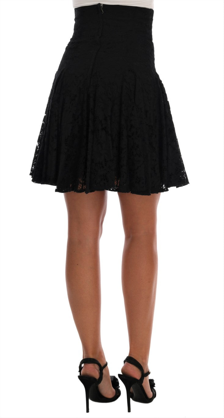 Jupe en dentelle noire à motifs floraux et découpe, style ligne A, par Dolce & Gabbana.