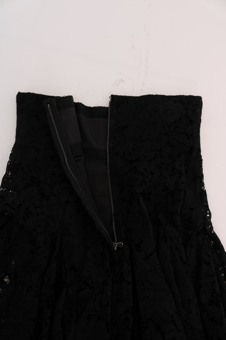 Jupe trapèze en dentelle noire à motifs floraux et découpes, Dolce & Gabbana, élégante et féminine.