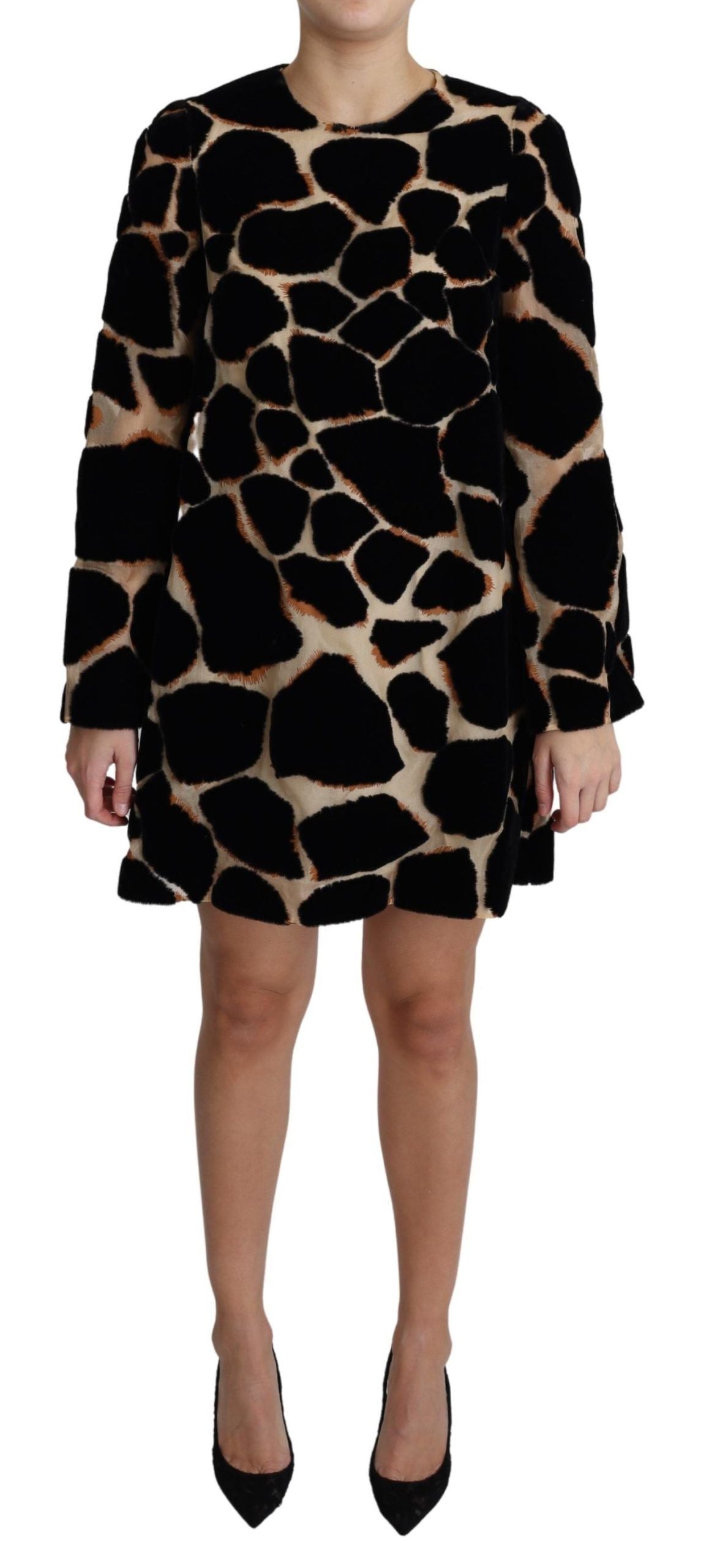 Robe courte noire Dolce & Gabbana à imprimé girafe, style shift, en tissu léger, portée élégante et moderne.