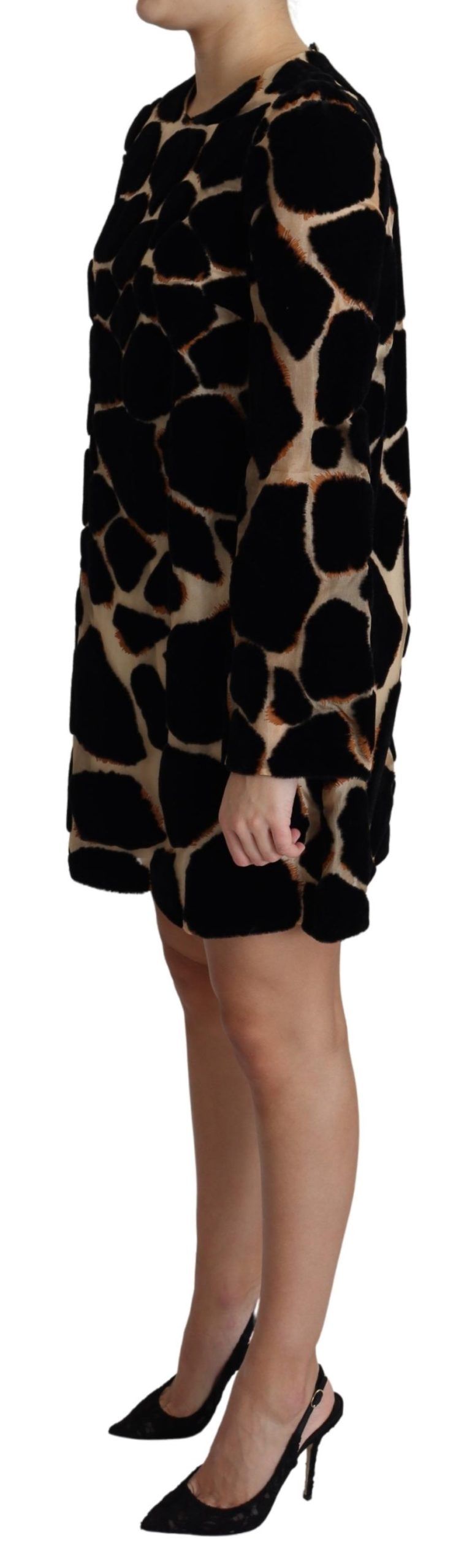 Robe courte noire Dolce & Gabbana avec imprimé girafe, style décontracté et élégant, en tissu léger et fluide.
