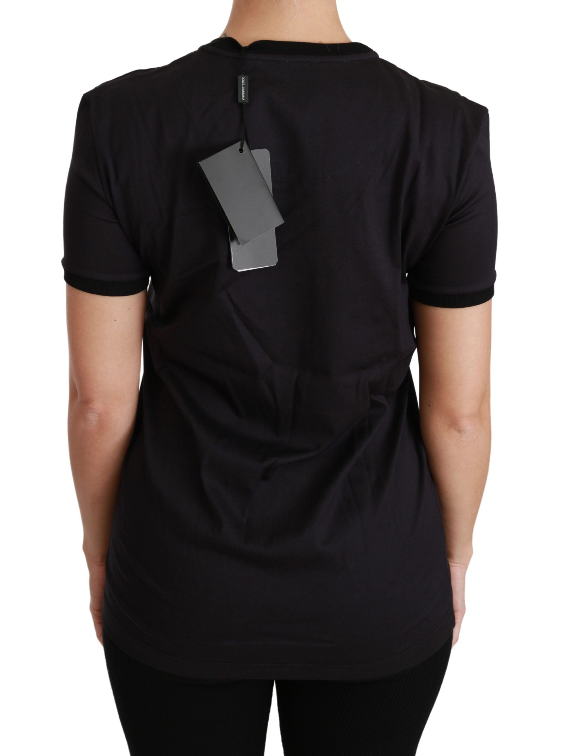 T-shirt noir Dolce & Gabbana #ImAChristmasTree à col rond, motif de sapin de Noël, porté sur mannequin.