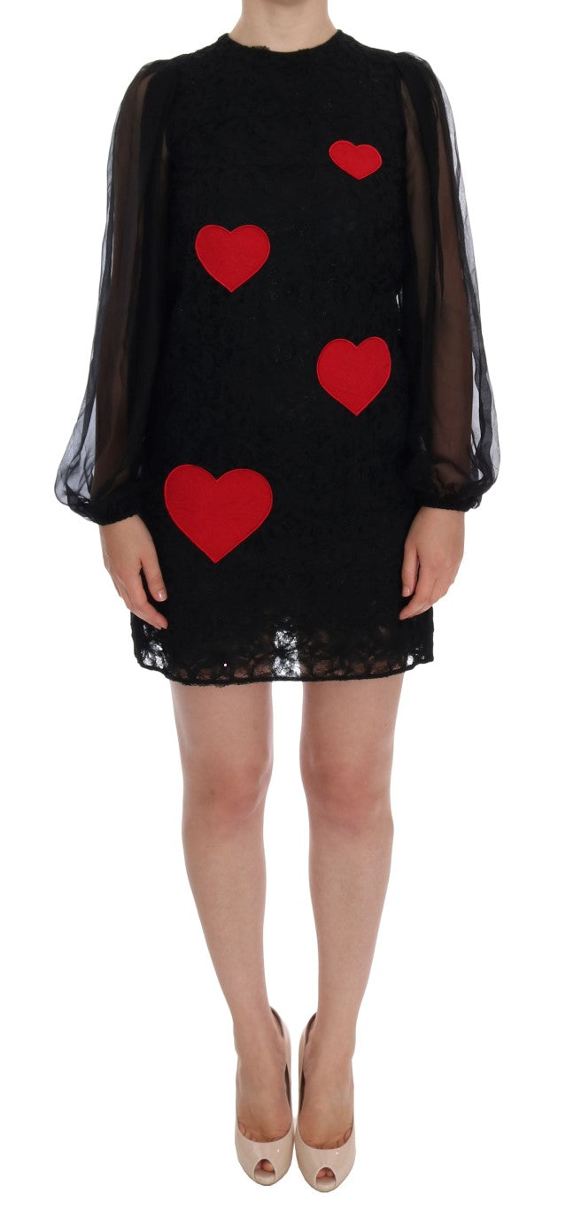 Robe de soirée noire en dentelle Dolce & Gabbana avec cœur rouge, coupe shift élégante et détails raffinés.