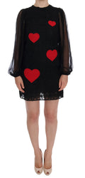 Robe de soirée noire en dentelle Dolce & Gabbana avec cœur rouge, coupe shift élégante et détails raffinés.