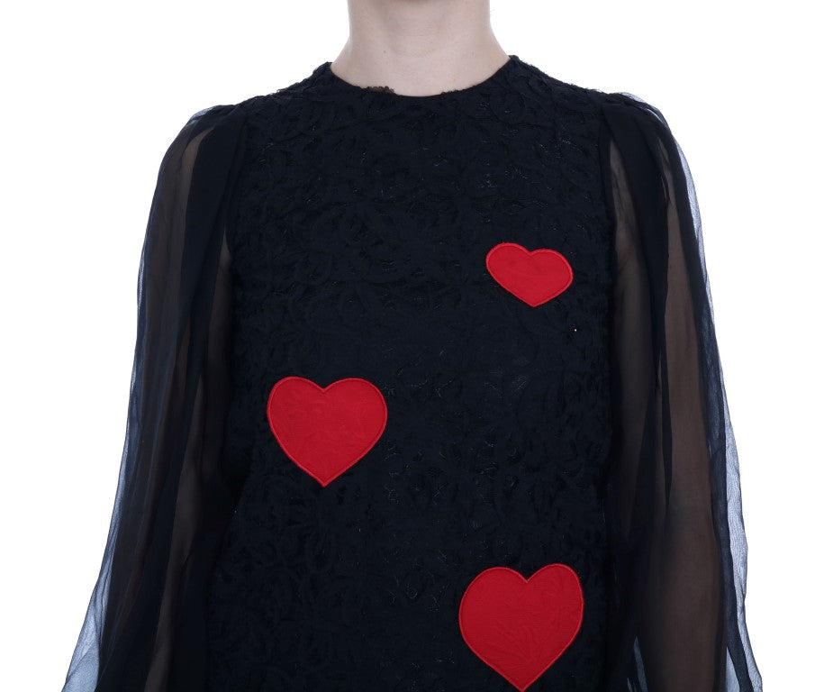 Robe noire en dentelle Dolce & Gabbana avec cœur rouge, coupe shift élégante et détails délicats.