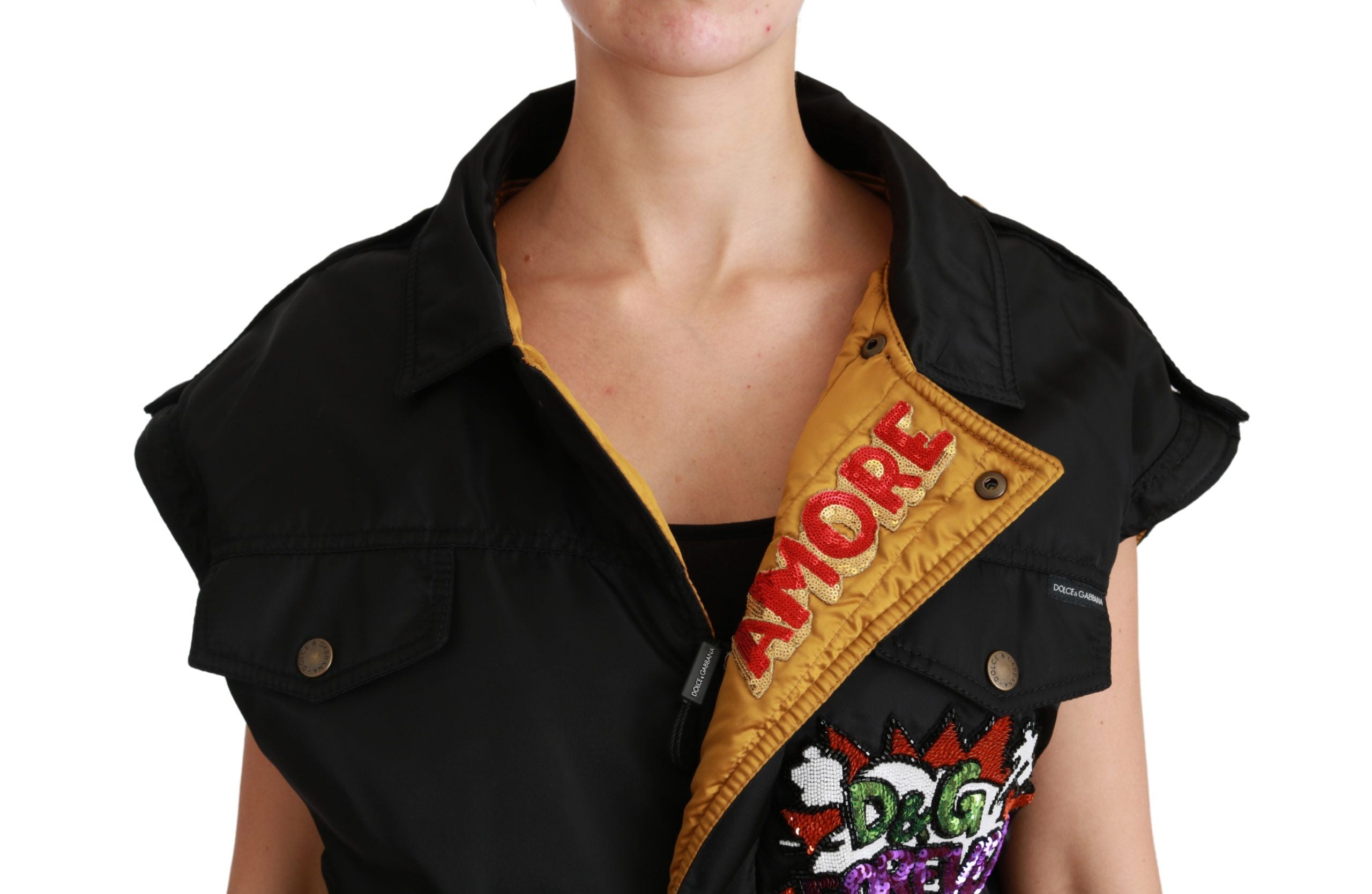 Blouson bomber noir Dolce & Gabbana avec couronne de reine en sequins, style élégant et orné, vue en gros plan.