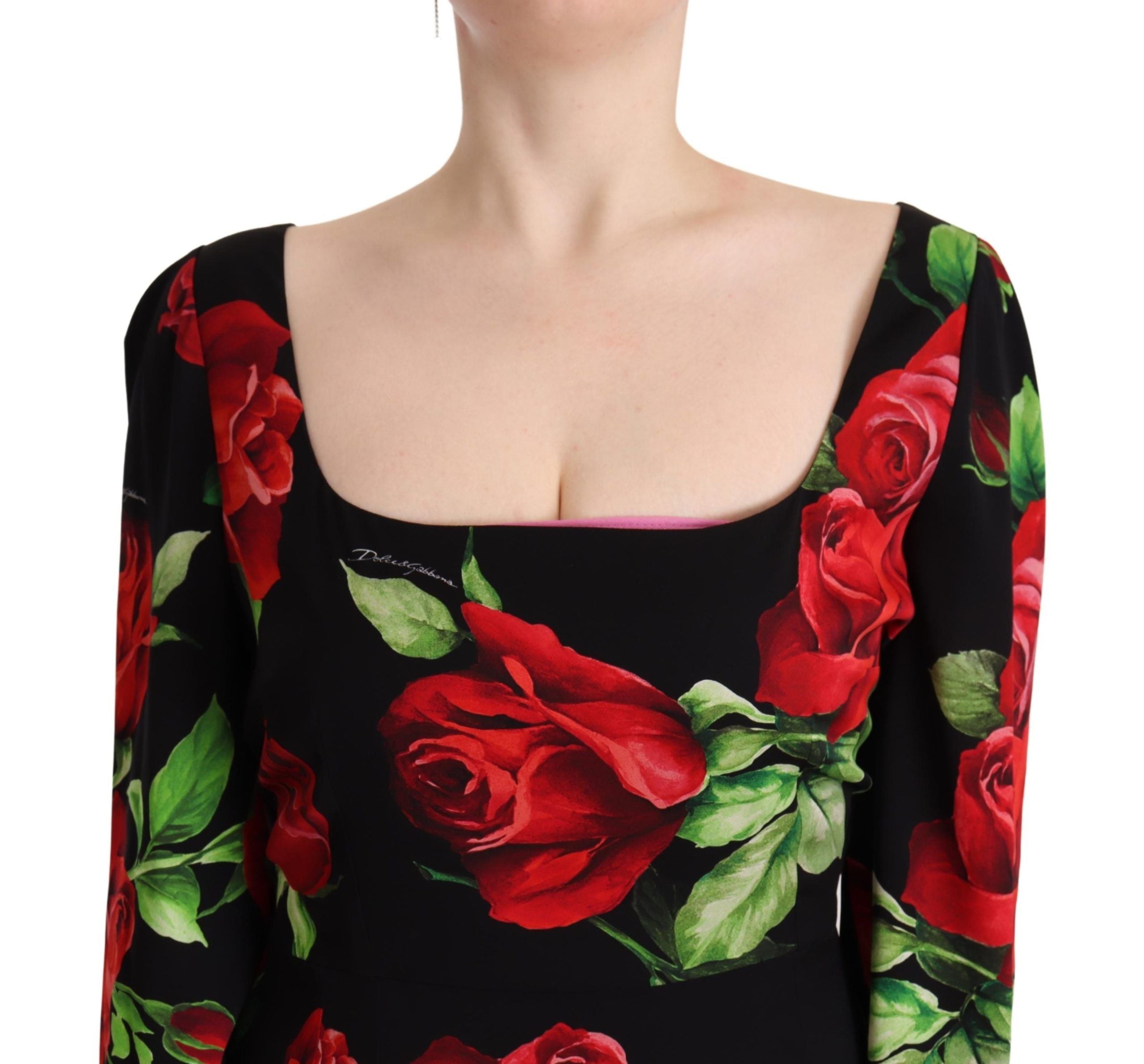 Robe slim en soie noire et rouge à roses de Dolce & Gabbana, robe fourreau élégante et stretch.
