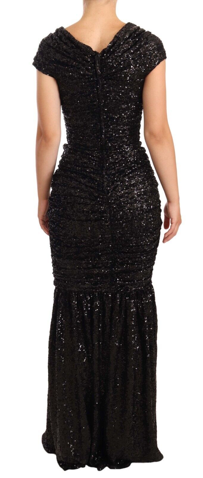 Robe longue noire Dolce & Gabbana à sequins avec épaules ouvertes et coupe élégante, portée pour une occasion sophistiquée.