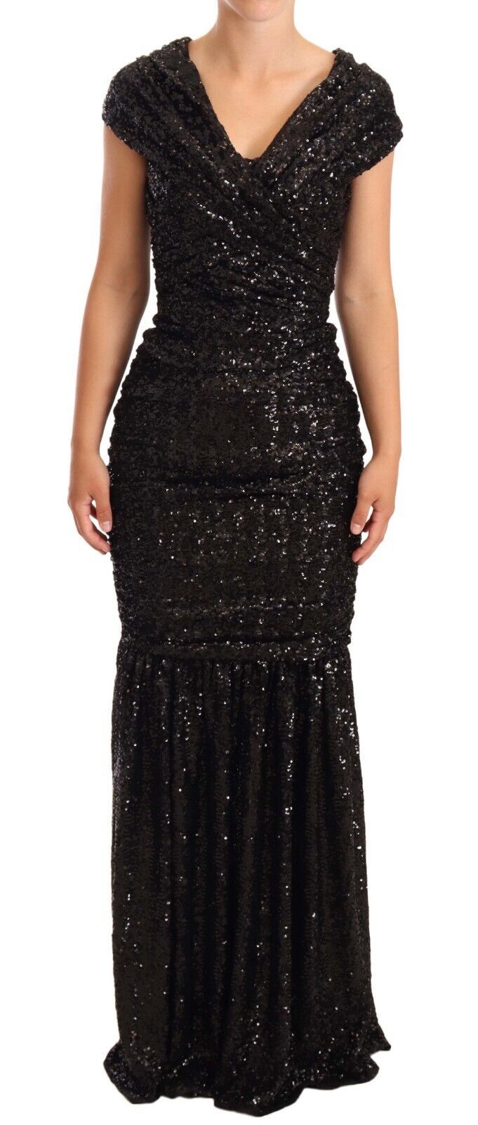 Robe longue noire Dolce & Gabbana à sequins, décolletée ouverte et épaules dénudées, élégante et sophistiquée.