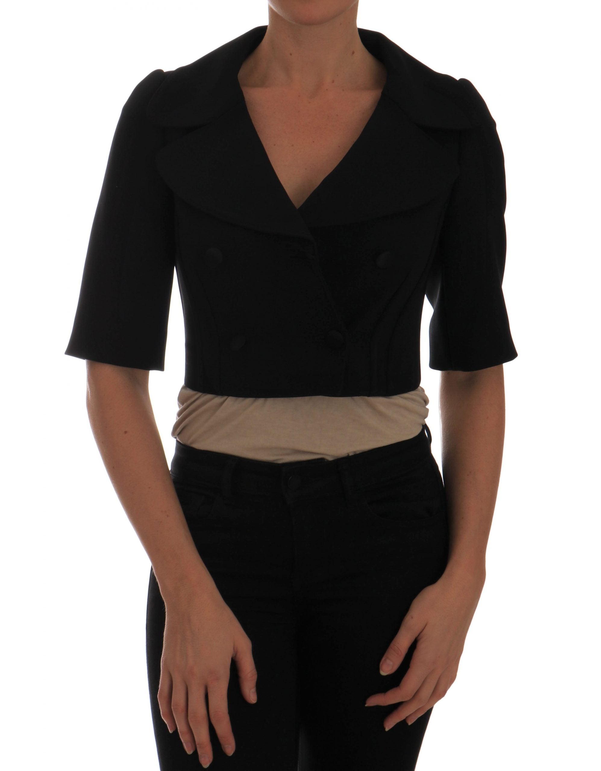 Veste blazer courte noire Dolce & Gabbana, coupe cropée, avec détails élégants, portée en style chic et moderne.