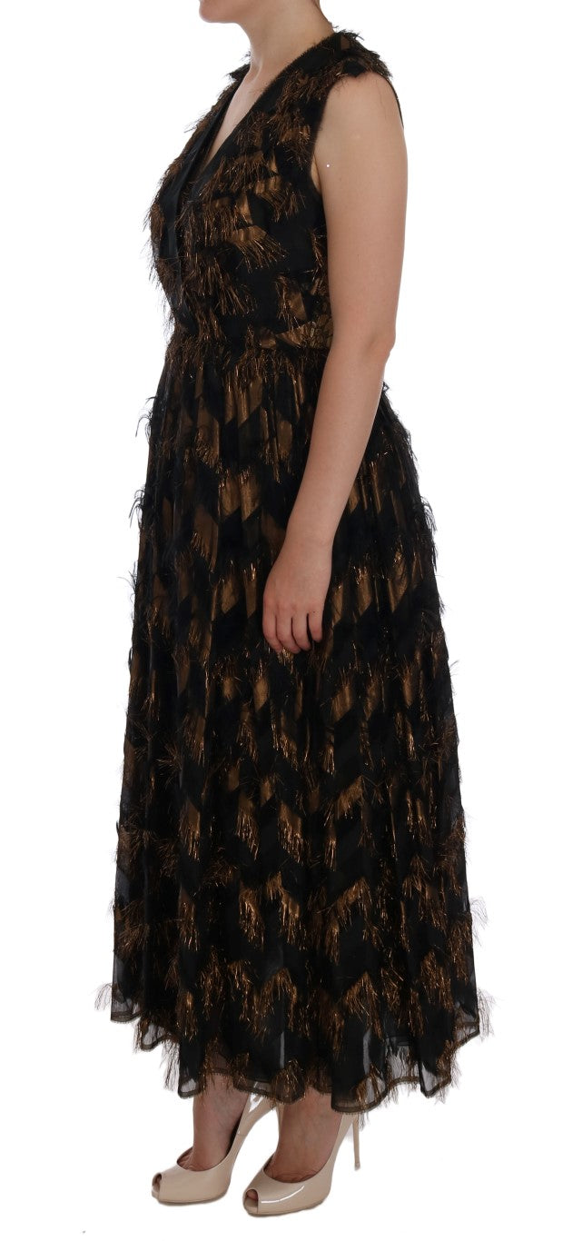 Robe à ligne A en soie noire et franges brunes de Dolce & Gabbana, élégante et sophistiquée, portée sur mannequin.