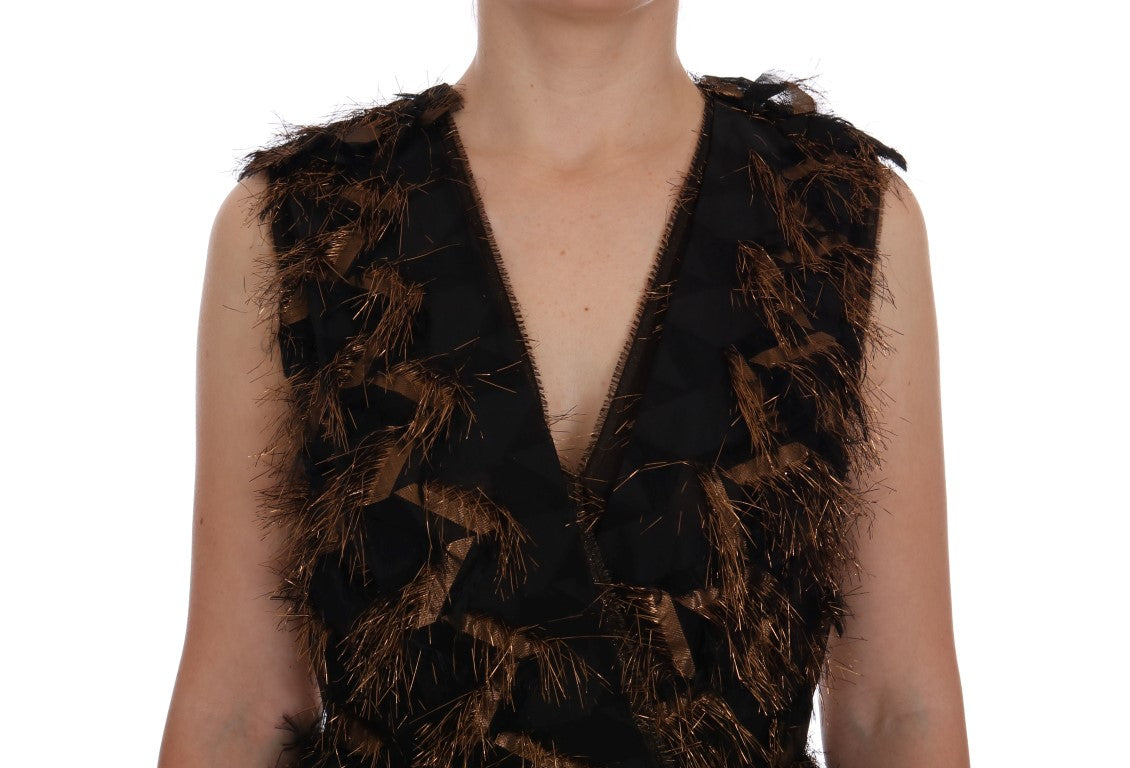 Robe noire en soie Dolce & Gabbana avec franges marron, coupe en ligne A, élégante et fluide, portée avec style.