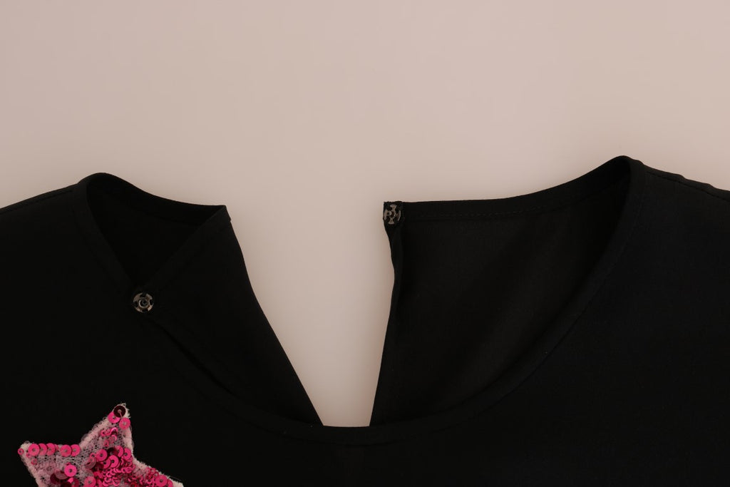 Haut en soie noire Dolce & Gabbana Fairy Tale avec cristaux, élégant et sophistiqué, porté sur un mannequin.