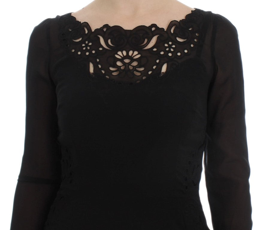 Robe noire en soie stretch de Dolce & Gabbana, coupe en ligne élégante, portée décontractée ou habillée.
