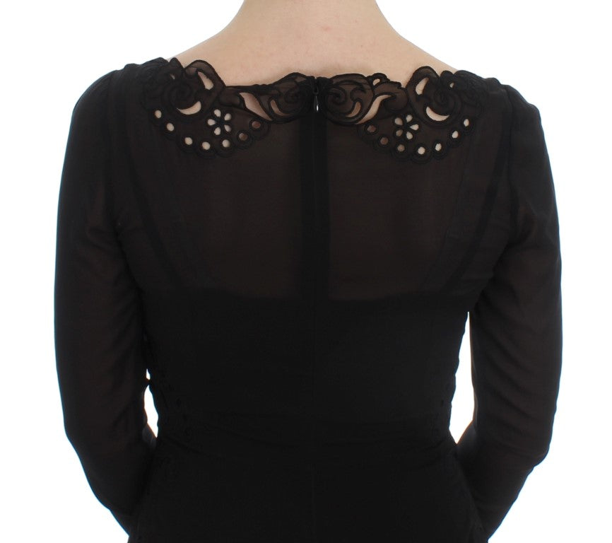 Robe noire en soie extensible de type sheath de Dolce & Gabbana, détail élégant et tissu luxueux visible sur l'image.