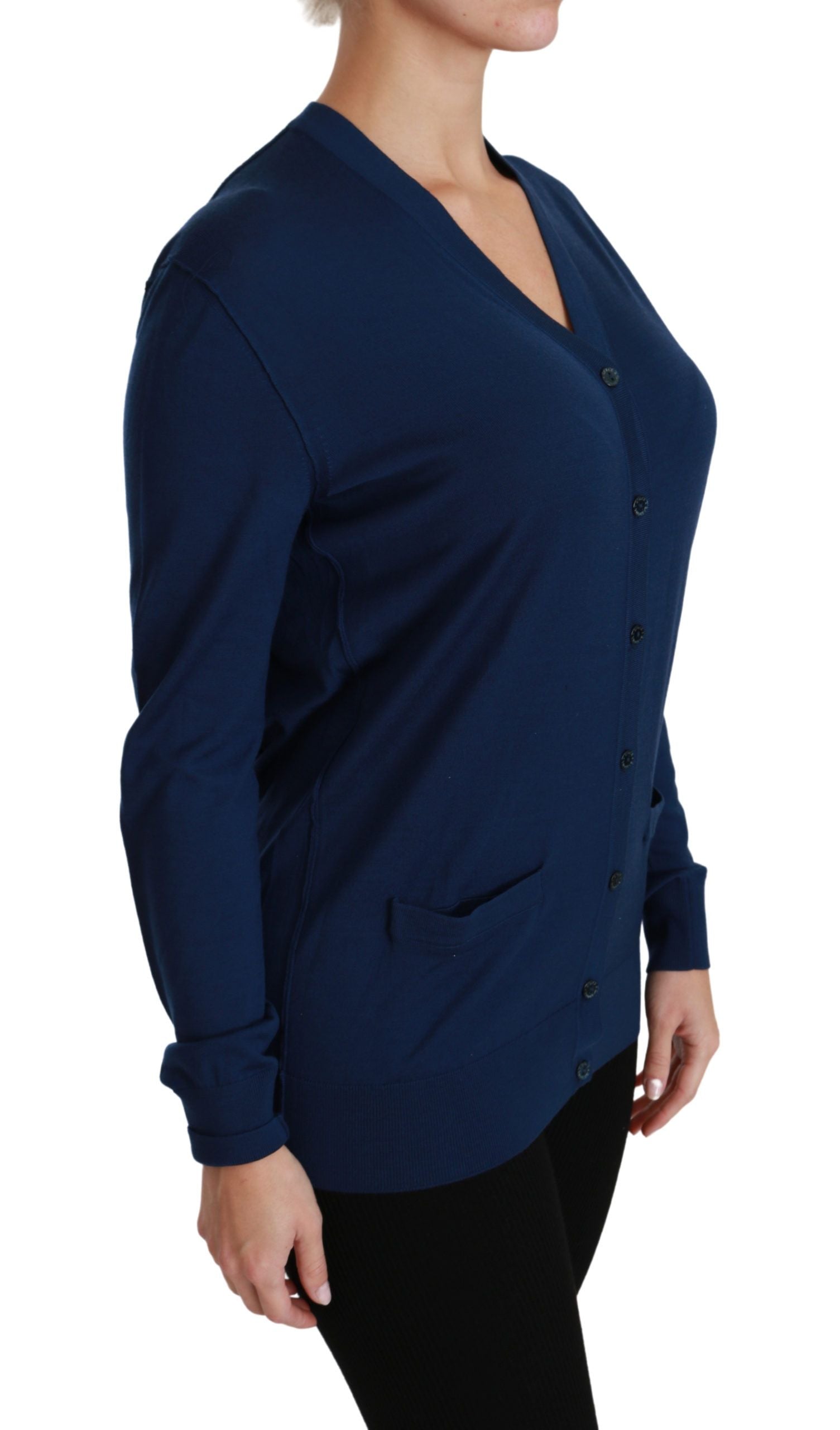 Cardigan bleu Dolce & Gabbana en laine vierge avec boutons, style élégant et classique pour homme ou femme.