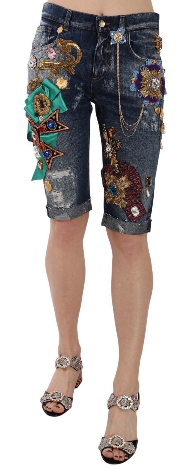 Shorts en jean bleu Dolce & Gabbana, coupe mi-hauteur, ornés de cristaux, style capri pour femme, détails visibles sur l'image.