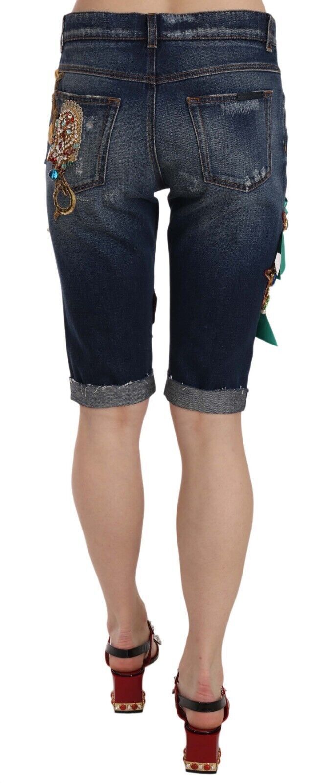 Shorts en denim bleu Dolce & Gabbana à taille moyenne, ornés de cristaux, style capri, porté décontracté et élégant.