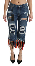 Jean coton coupe basse Dolce & Gabbana Blue Feathers avec broderies en plumes et taille courte, mode élégante et décontractée.