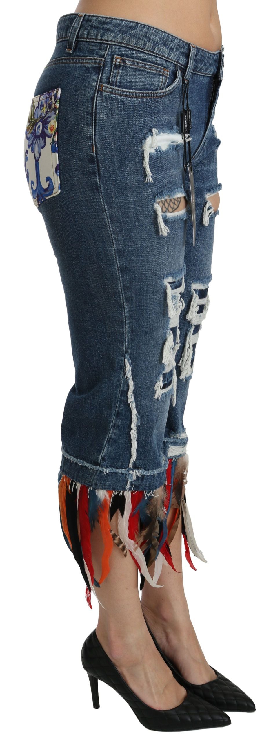 Jeans courts en coton bleu à bas taille avec plumes Dolce & Gabbana, coupe décontractée et détails de plumes visibles.