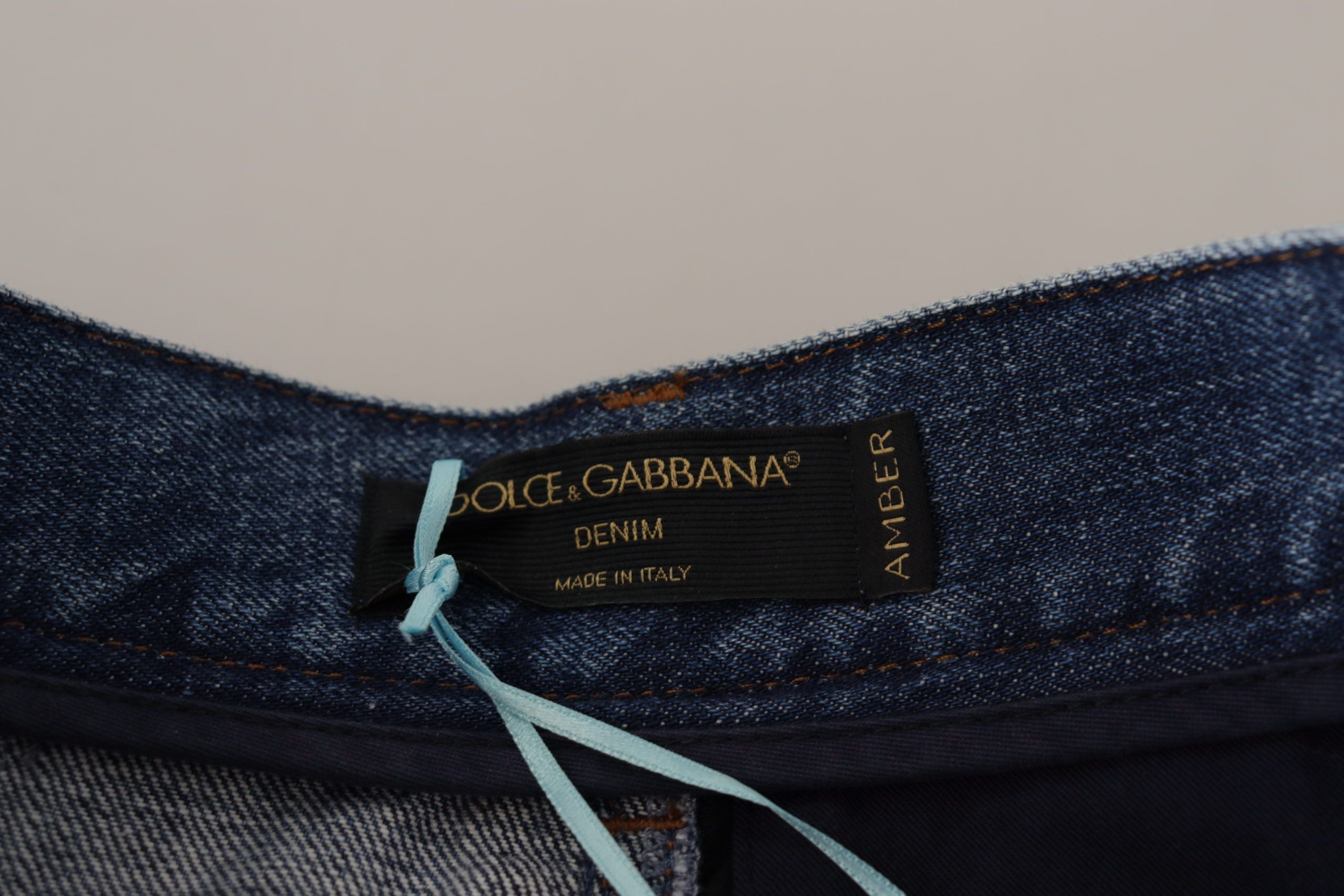 Pantalons Dolce & Gabbana en jean bleu jacquard Majolica à taille haute, détails sophistiqués et motif élégant.