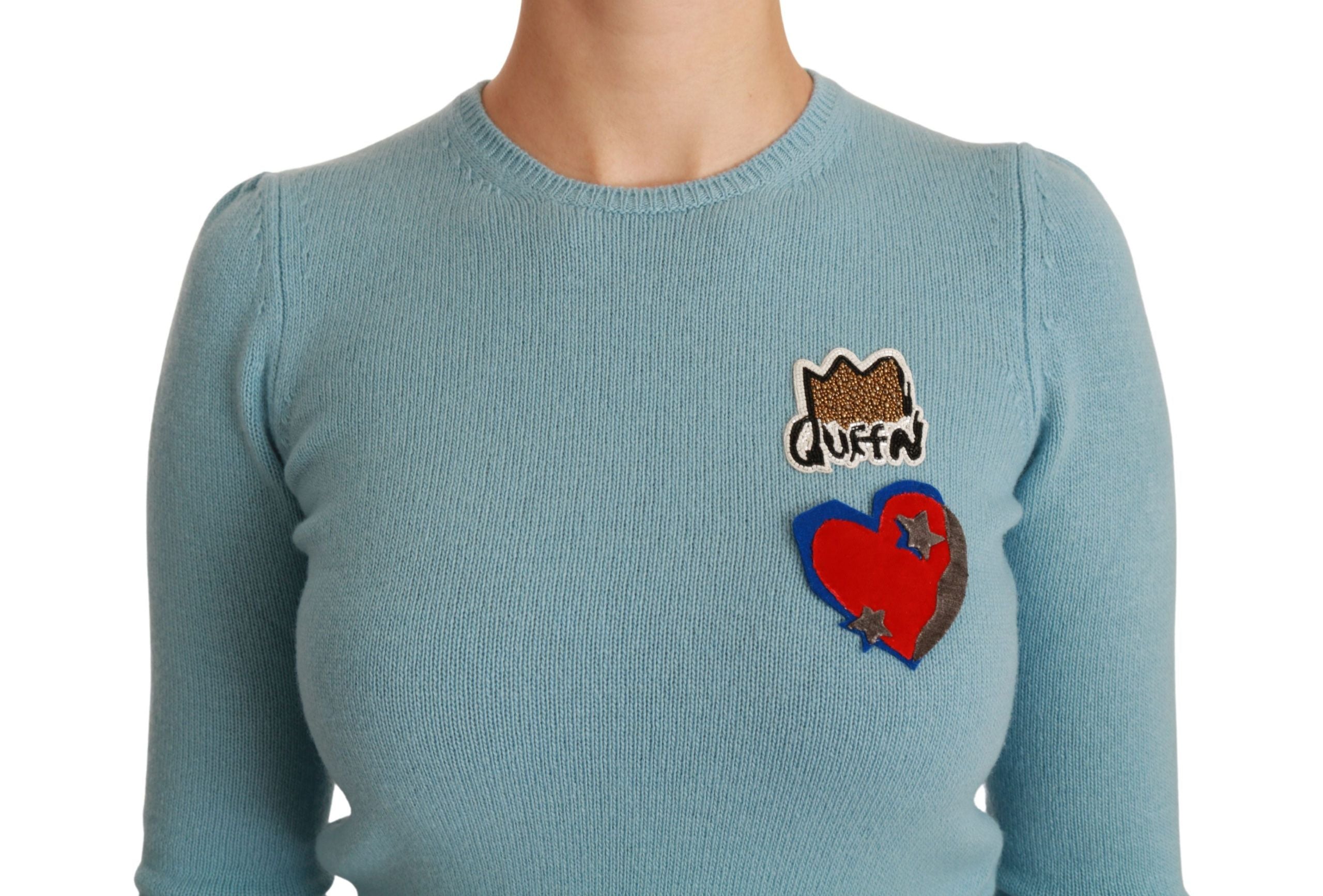 Pull-over Dolce & Gabbana en laine bleue avec motif cœur Queen, doux et chaud, porté sur un mannequin.