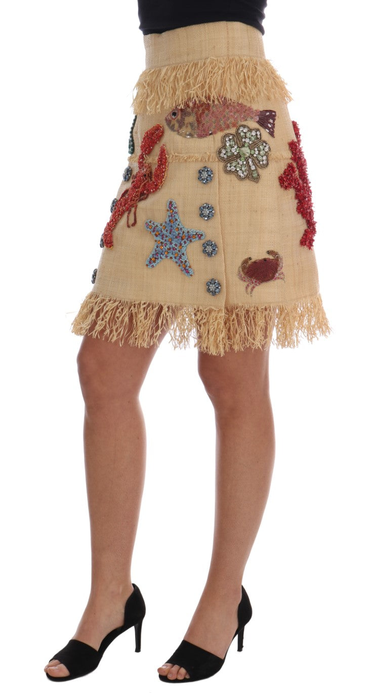 Jupe en fibres de palmier beige et cristaux Dolce & Gabbana, élégante et sophistiquée, visible avec détails de texture et de broderie.