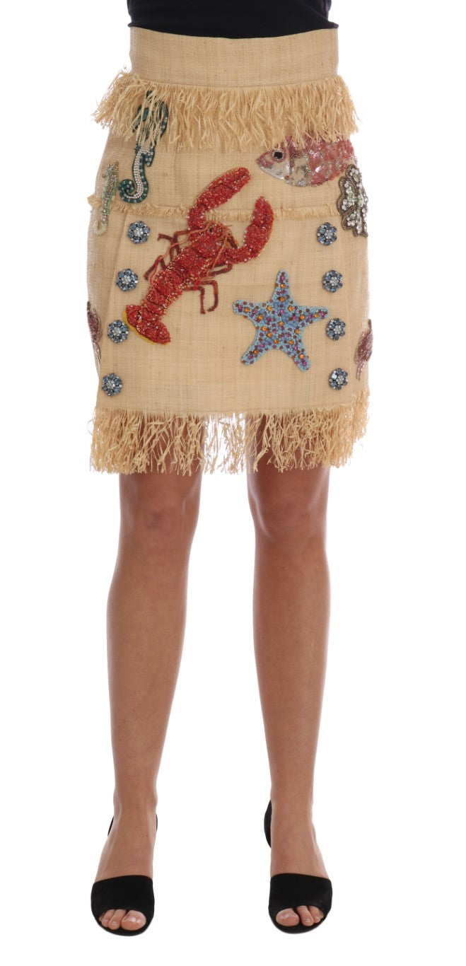 Jupe beige en fibres de palm et cristaux par Dolce & Gabbana, avec un design élégant et texturé.