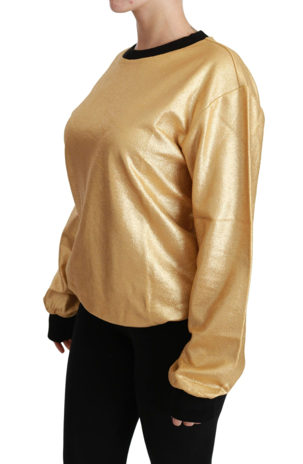 Pull en coton or Dolce & Gabbana à col rond, finition élégante et style sophistiqué, porté sur un mannequin.