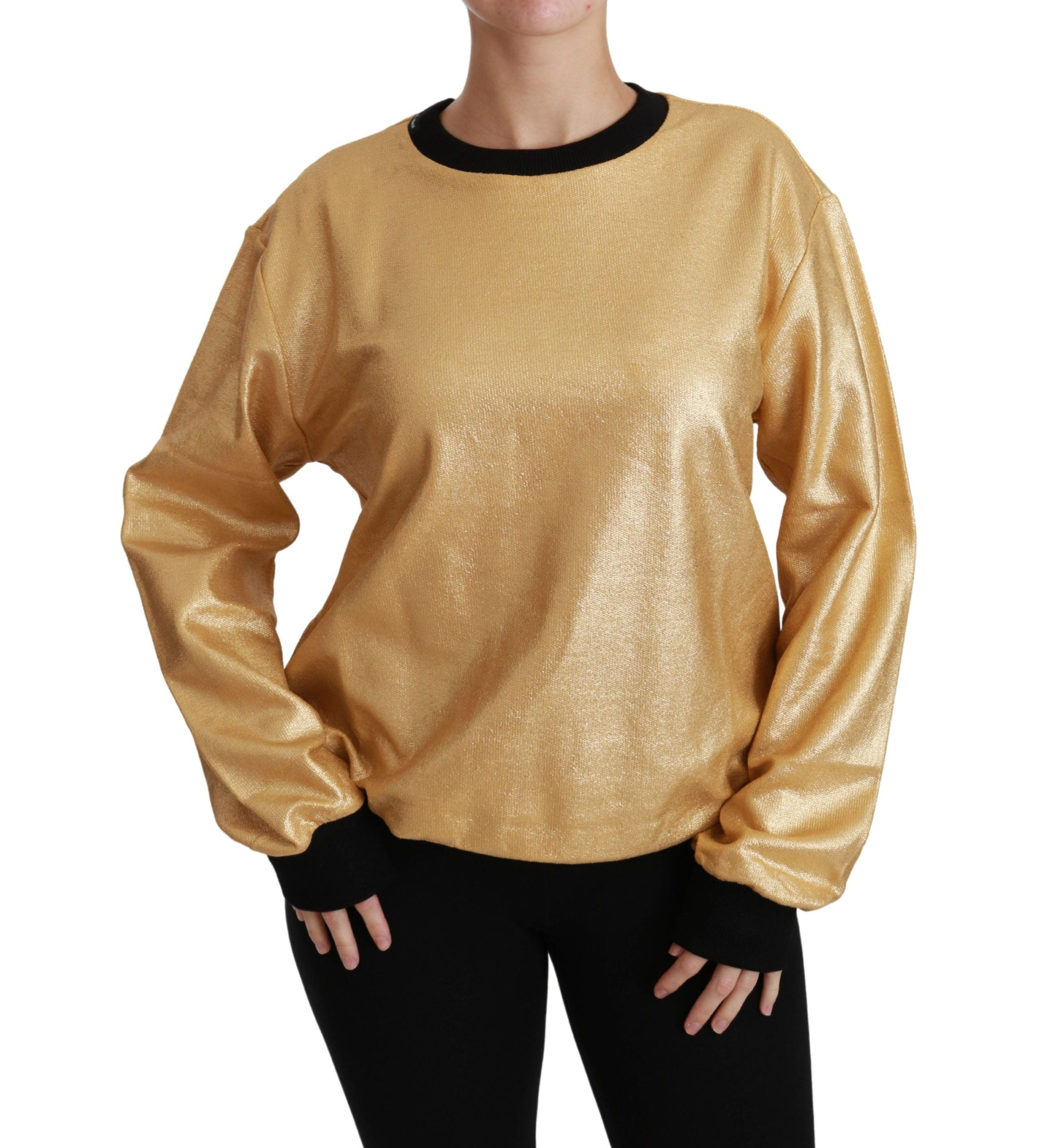 Pull-over en coton doré Dolce & Gabbana avec col rond, doux et élégant, visible sur le mannequin.