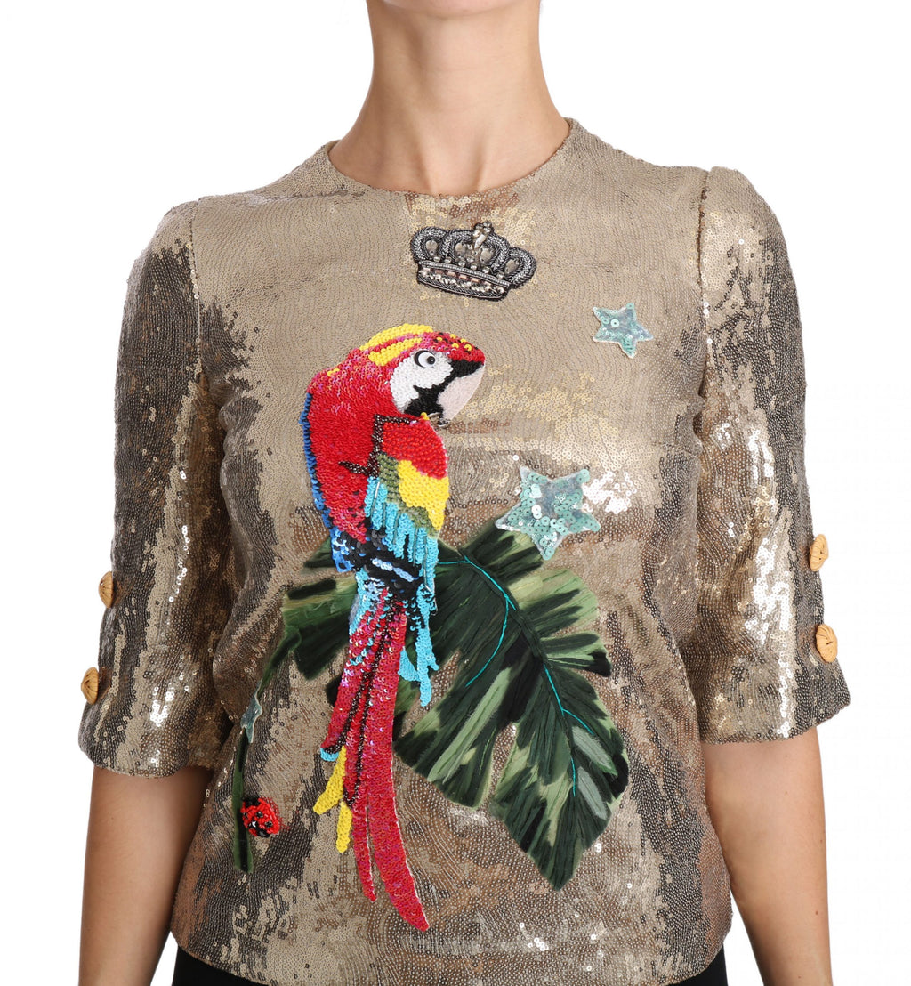 Chemisier en cristal doré avec motif de perroquet à sequins de Dolce & Gabbana, détails élégants et éclatants.