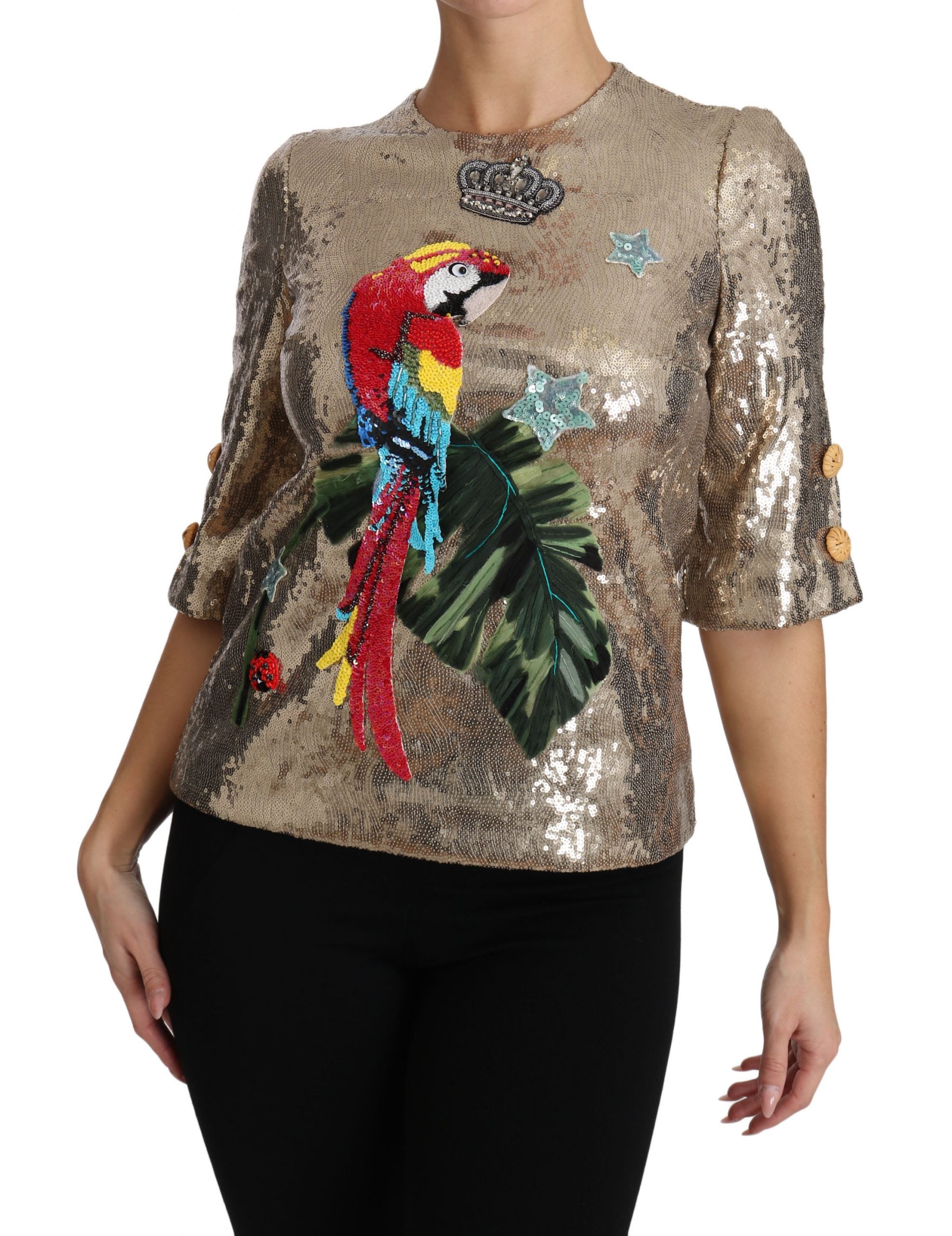 Chemisier Dolce & Gabbana à sequins dorés et motif perroquet en cristal, détails élégants et somptueux.