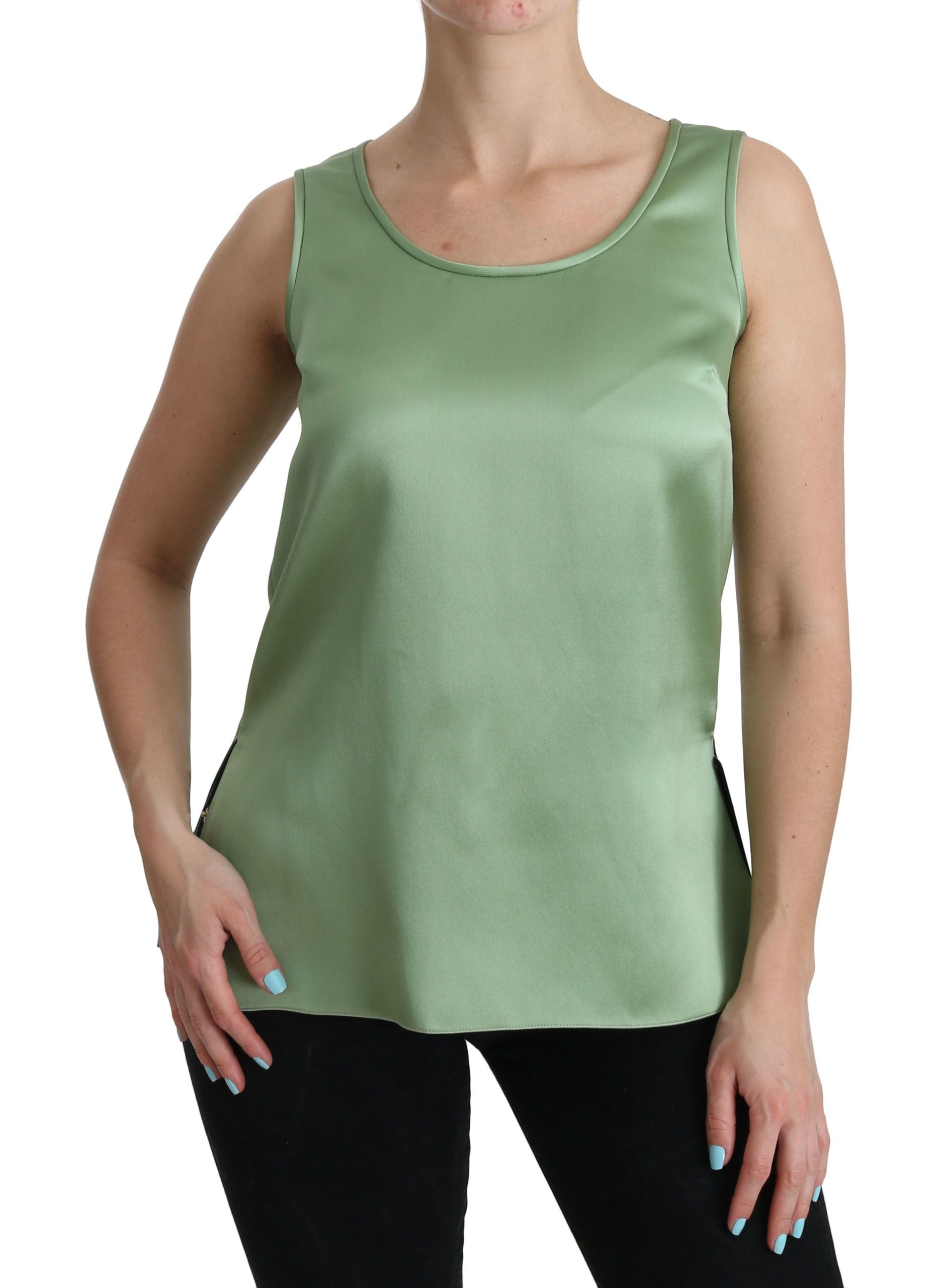 Haut sans manches en soie verte de Dolce & Gabbana, blouse légère et élégante, vue de face sur fond blanc.