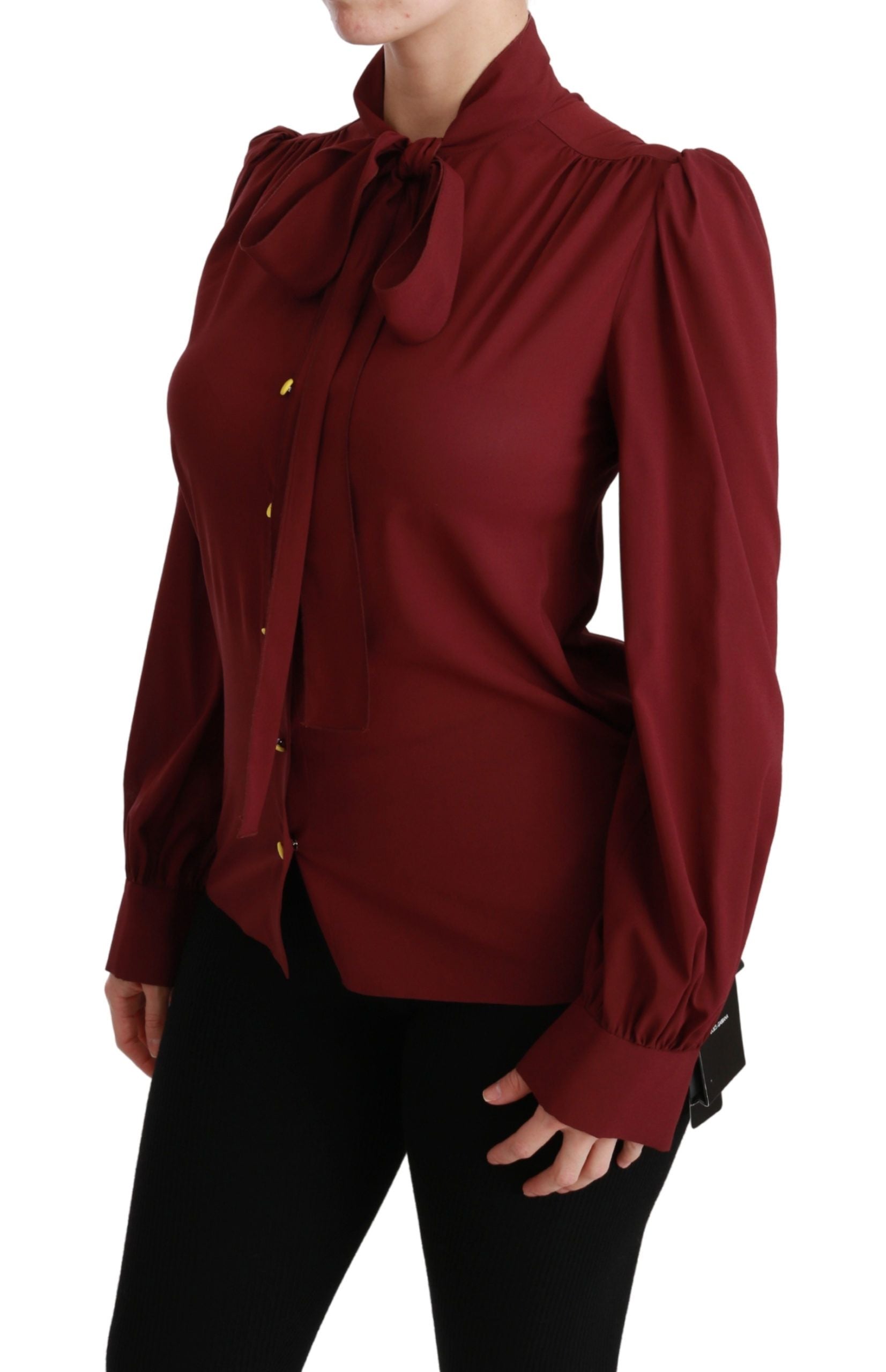 Chemise longue en soie Dolce & Gabbana couleur bordeaux à manches longues, vue de face.