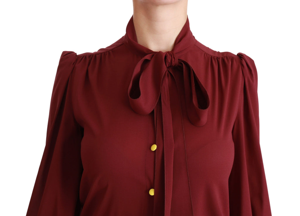 Chemise longue en soie pour femme de Dolce & Gabbana, manches longues et couleur bordeaux riches.