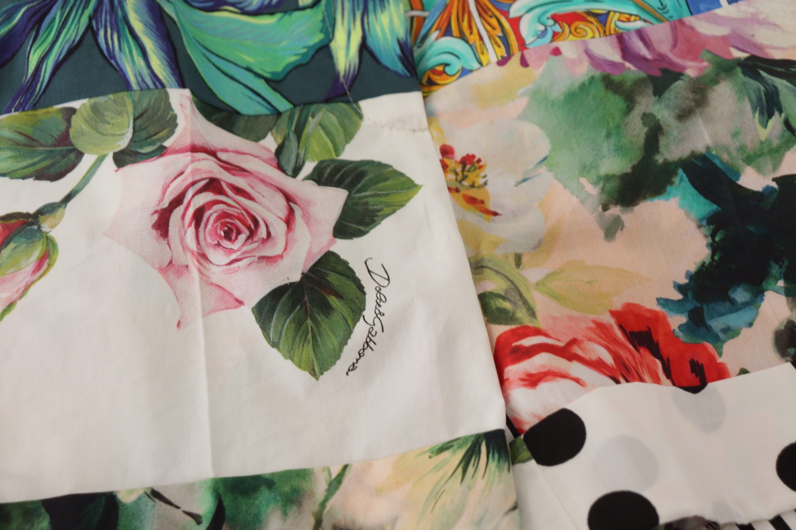 Shorts Dolce & Gabbana à taille haute multicolores, style hot pants, en tissu léger et tendance.