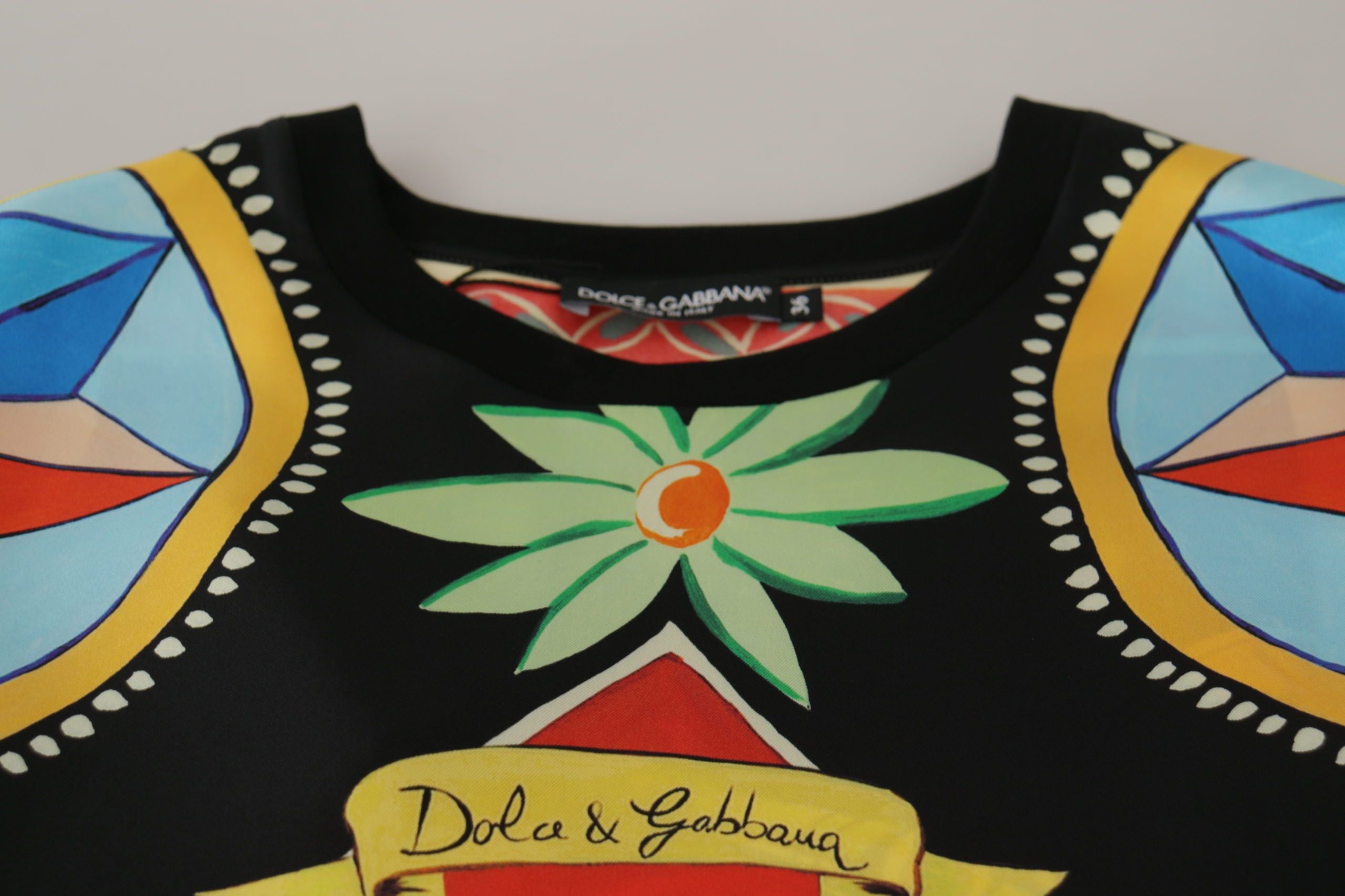 T-shirt Dolce & Gabbana en soie multicolore avec motif de soldat Carretto, style élégant et coloré.