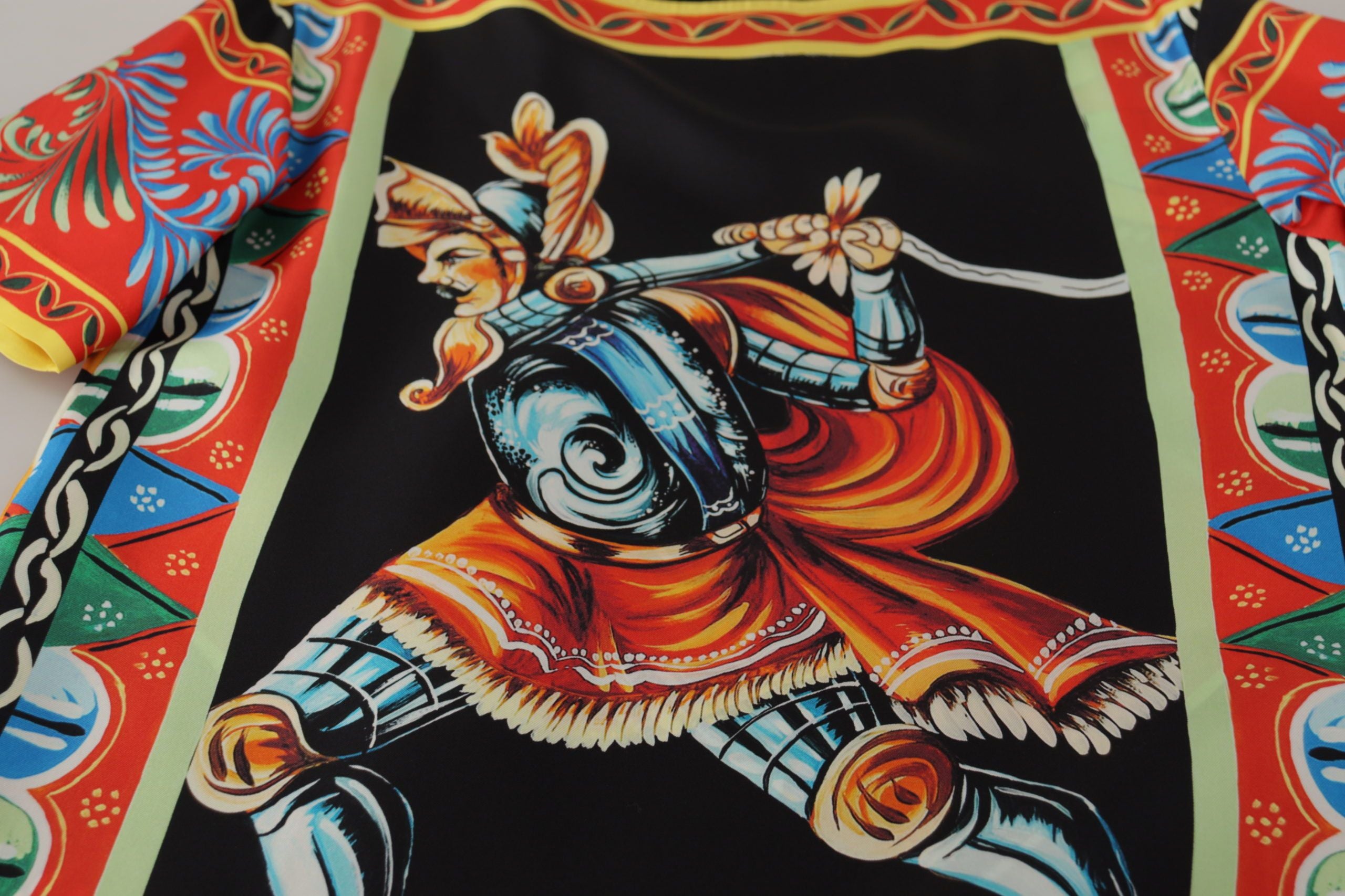 T-shirt en soie multicolore avec motif de soldat Carretto Dolce & Gabbana, style élégant et coloré.