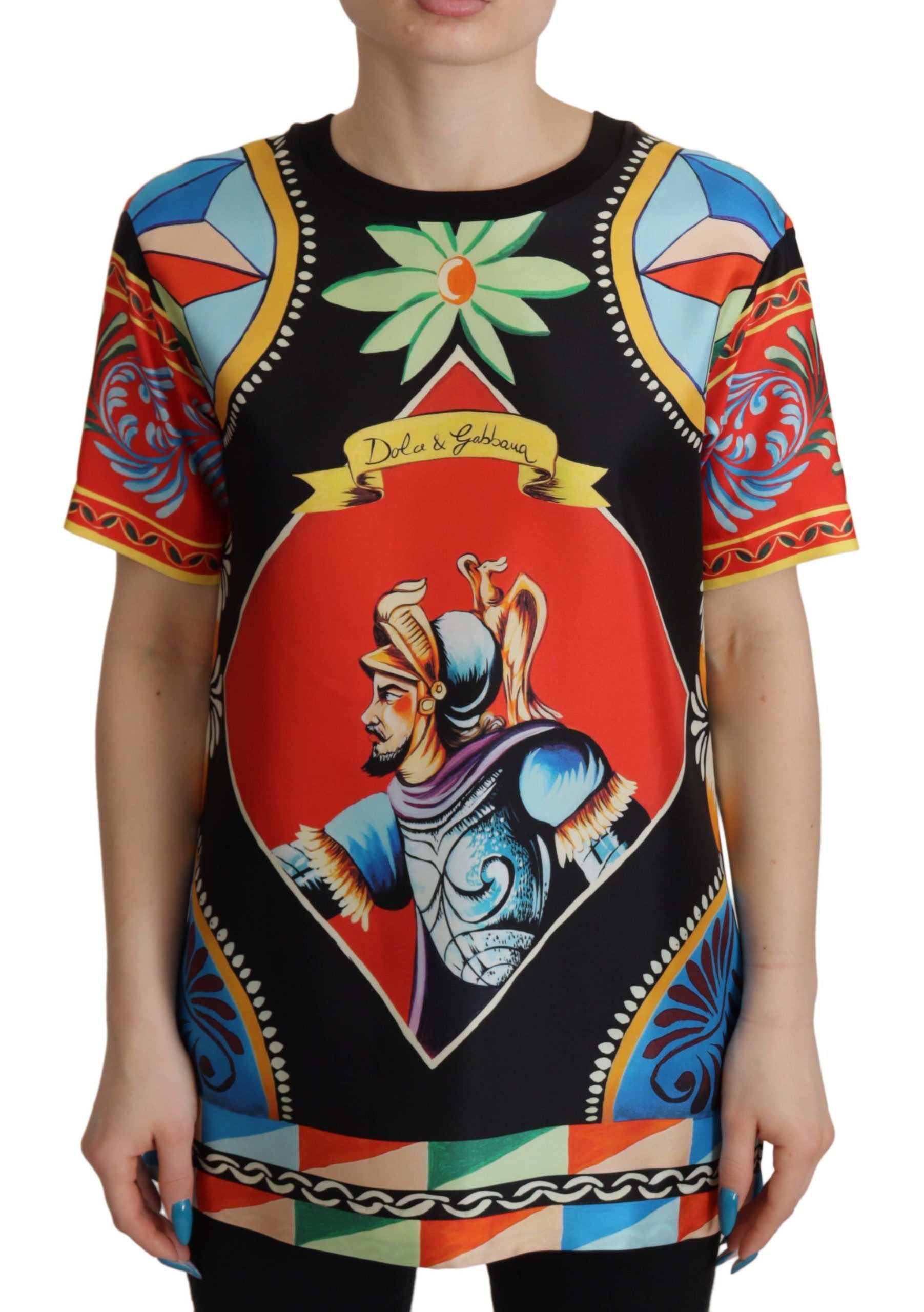 T-shirt multicolore Dolce & Gabbana avec motif soldat en soie, style élégant et graphique, porté sur mannequin.