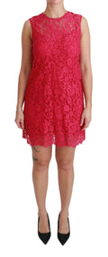 Robe courte florale en dentelle rose de Dolce & Gabbana, coupe shift élégante et détails délicats.