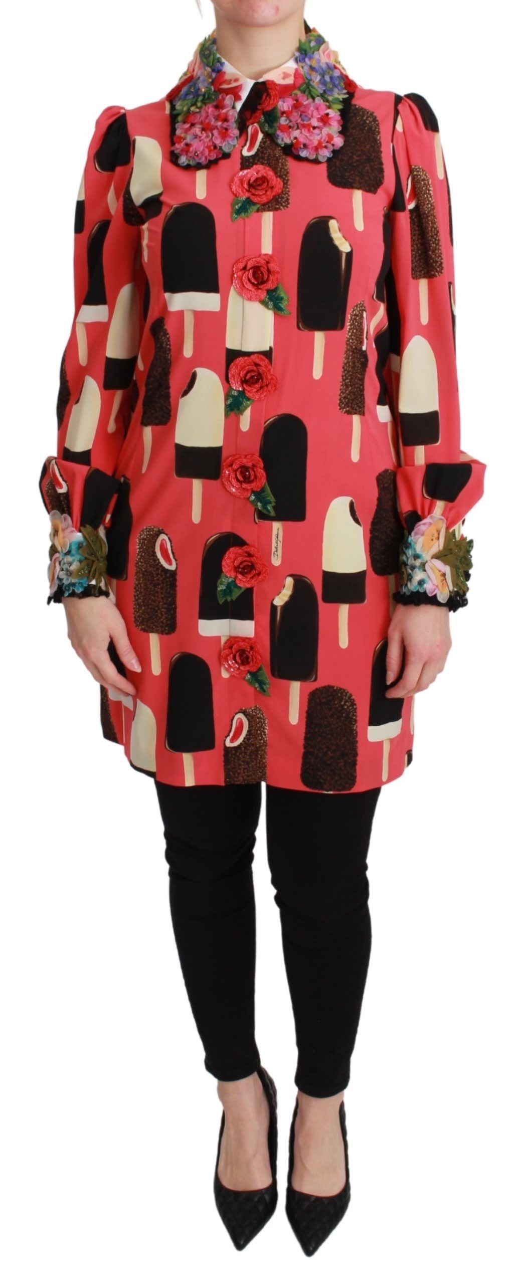 Robe Dolce & Gabbana rose en sequins rose et crème avec motifs de crème glacée, élégante et ornée de fleurs.