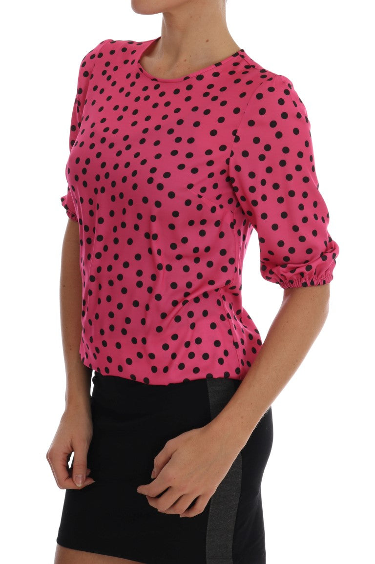 Chemisier en soie rose à pois Dolce & Gabbana, blouse élégante avec motifs à pois roses sur fond de soie.
