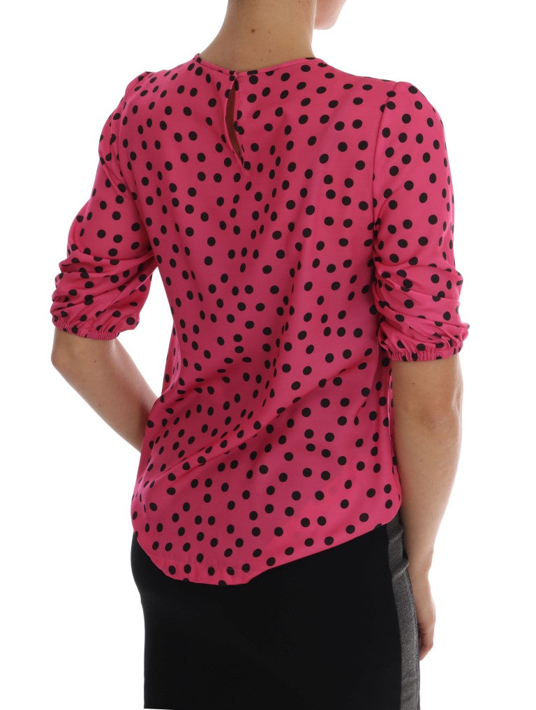 Blouse en soie rose à pois noirs de Dolce & Gabbana, vêtement élégant avec motif à pois et détails raffinés.