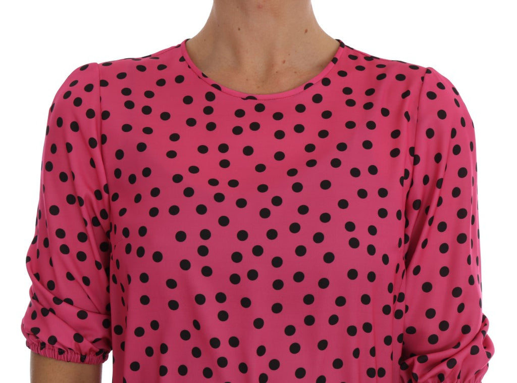 Chemisier en soie rose à pois blancs de Dolce & Gabbana, élégant et léger avec col classique et manches longues.